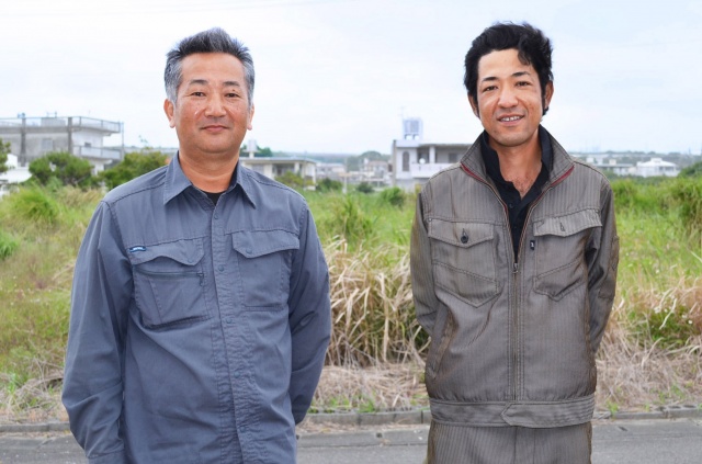 沖縄の葉たばこ農家、(左から)伊禮(いれい)安則さんと山城晴紀さん (C)oricon ME inc.