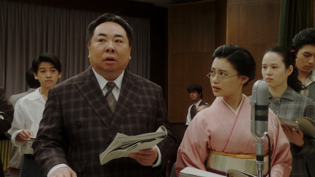 連続テレビ小説『おちょやん』より。ラジオドラマ『お父さんはお人好し』を演じる花車当郎(塚地武雅)と千代(杉咲花)=総集編は総合テレビで6月19日放送 (C)NHK