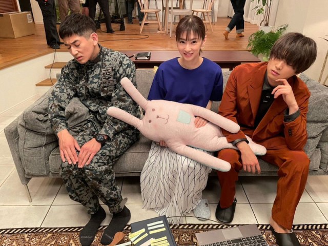 永山瑛太&北川景子&白洲迅の「どうも、間男で~す」シーンオフショット (ブログより)