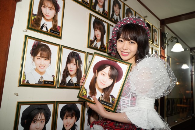 AKB48劇場での卒業公演後、壁掛け写真を外した峯岸みなみ(C)AKB48