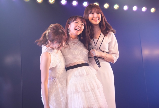 AKB48劇場公演で卒業した最後の1期生・峯岸みなみ(中央)を見届けた高橋みなみ(左)と小嶋陽菜(C)AKB48