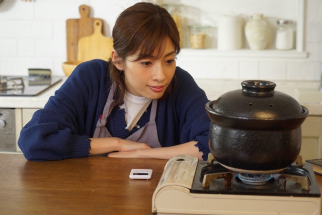 Huluオリジナル『明日海りおのアトリエ』第2話は2021年5月29日から配信スタート。毎週土曜日に新エピソード配信(全8回) (C)HJホールディングス