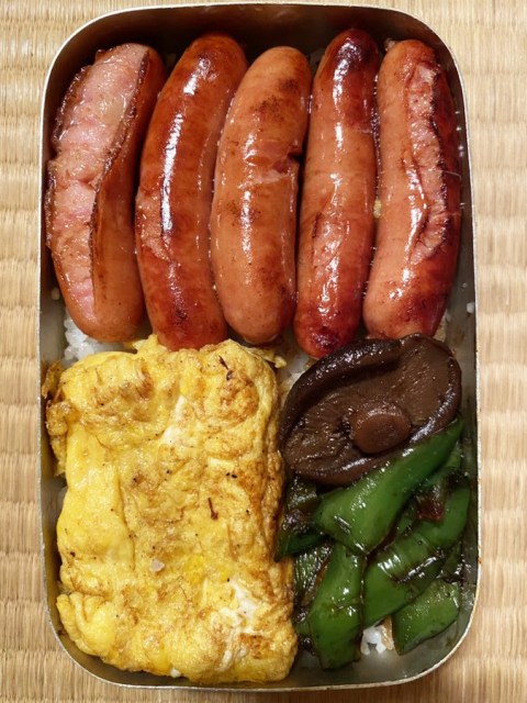ツイッターで4.8万いいね、ウインナーをはじめ、おかずが敷き詰められたお弁当(画像提供:@coolgrease_e)