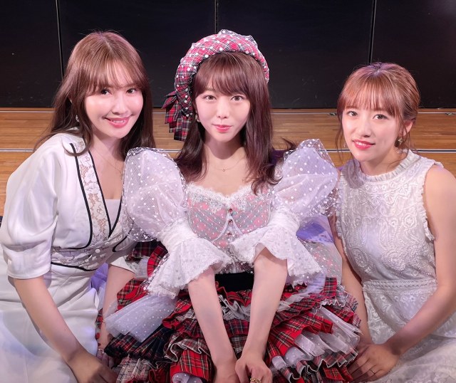 峯岸みなみ(中央)の卒業公演に駆けつけた高橋みなみ(右)と小嶋陽菜(写真は高橋みなみ公式ツイッターより)