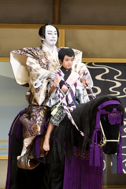 『実盛物語』(左から)斎藤実盛=市川海老蔵、太郎吉=堀越勸玄 (C)松竹