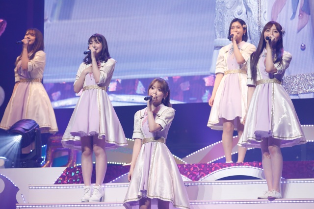 2年半ぶりにHKT48のライブに復帰した宮脇咲良(中央) (C)Mercury