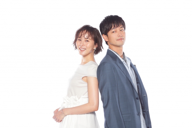 『にぶんのいち夫婦』で夫婦を演じる比嘉愛未&竹財輝之助 (C)テレビ東京