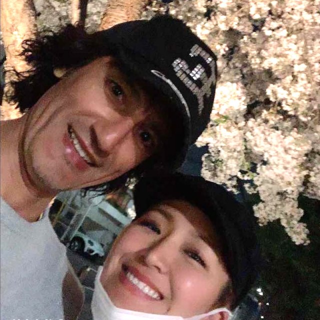 (左から)本並健治氏、丸山桂里奈(丸山桂里奈オフィシャルブログより)
