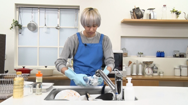 皿の洗い方を披露した八乙女光