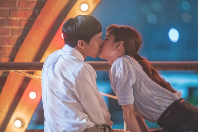 仕事終わりのキス!=韓国ドラマ『恋の始まりは出馬か!?~すべき就職はしないで出師表~』Licensed by KBS Media Ltd. (C)2020 KBS. All rights reserved