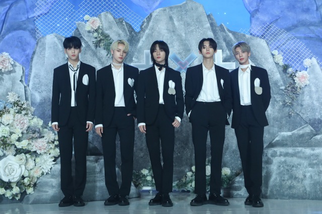 『The Chaos Chapter: FREEZE』発売記念メディアショーケースを開催したTOMORROW X TOGETHER(左から)SOOBIN、HUENINGKAI、BEOMGYU、YEONJUN、TAEHYUN(C)BIGHIT MUSIC