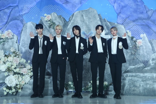 『The Chaos Chapter: FREEZE』発売記念メディアショーケースを開催したTOMORROW X TOGETHER(左から)SOOBIN、HUENINGKAI、BEOMGYU、YEONJUN、TAEHYUN(C)BIGHIT MUSIC