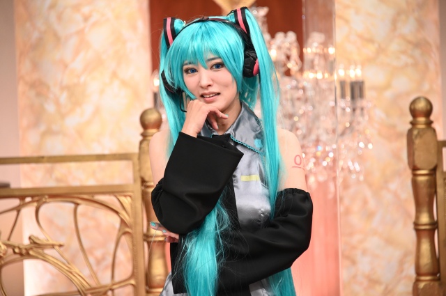 3日放送『ぐるぐるナインティナイン2時間SP』で初音ミクコスプレで解答席にまわる夏菜 (C)日本テレビ