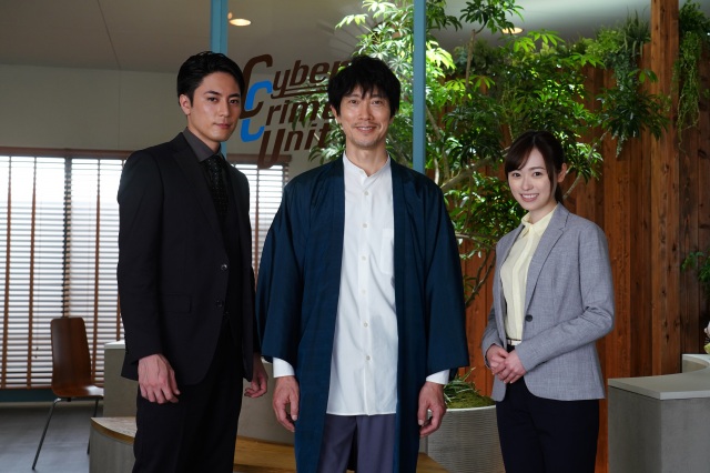 テレビ朝日系木曜ミステリー枠『IP~サイバー捜査班』に出演する(左から)間宮祥太朗、佐々木蔵之介、福原遥 (C)テレビ朝日