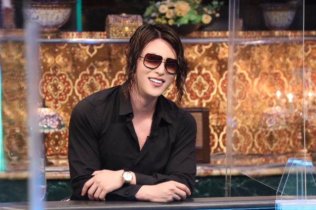 4日放送のバラエティー『人志松本の酒のツマミになる話』に出演するROLAND(C)フジテレビ