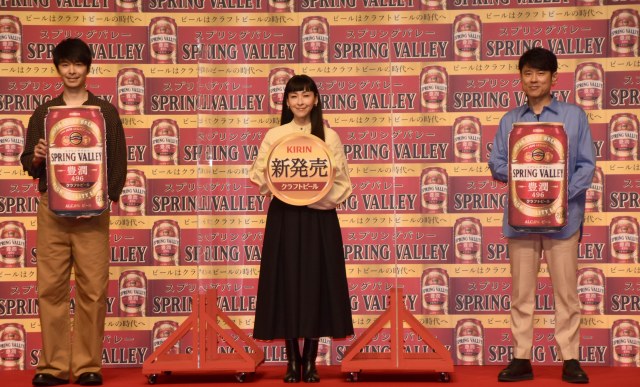 『「ビールはクラフトビールの時代へ」祝杯式』に参加した(左から)長谷川博己、麻生久美子、原田泰造 (C)ORICON NewS inc.