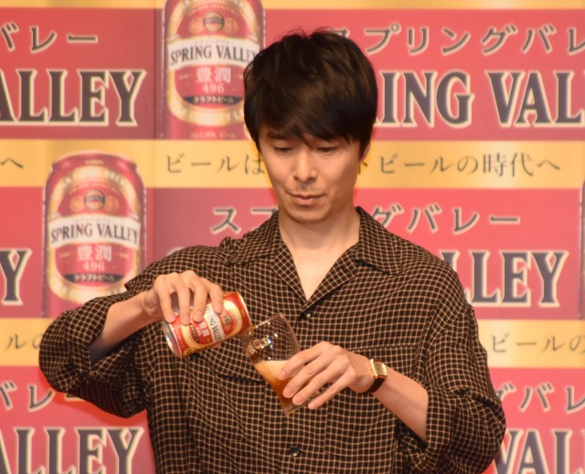 ガチ過ぎるビールサーブを披露した長谷川博己 (C)ORICON NewS inc.