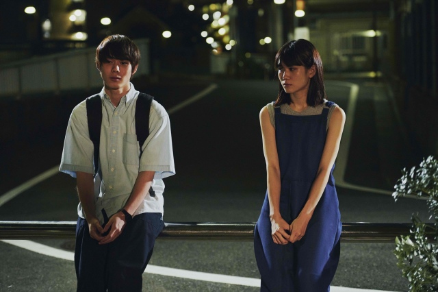思いを寄せる瀬尾(細田佳央太)を励ます優子(栗林藍希)=映画『青葉家のテーブル』6月18日よりTOHOシネマズ日比谷ほか全国順次公開 (C) 2021 Kurashicom inc.