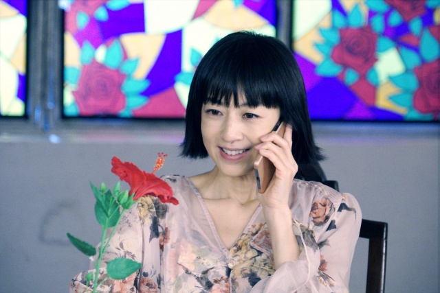 花言葉のプレゼントに満面の笑みで喜ぶ、乙女なリカ(高岡早紀)=映画『リカ ~自称28歳の純愛モンスター~』(6月18日公開) (C)2021映画『リカ ~自称28歳の純愛モンスター~』製作委員会