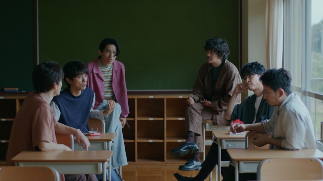 ドキュメンタリーWEBムービー「ピノとV6『なかよしって?』」に出演するV6