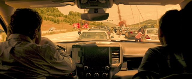 避難所へ急ぐ車中で、降り注ぐ隕石群に遭遇=映画『グリーンランド―地球最後の2日間―』(公開中) (C)2020 STX FINANCING, LLC. ALL RIGHTS RESERVED.