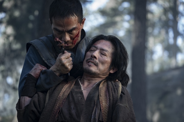 宿敵ビ・ハン(ジョー・タスリム)にクナイを突き付けられるハンゾウ(真田広之)=映画『モータルコンバット』(6月18日公開)(C)2021 Warner Bros. Entertainment Inc. All Rights Reserved