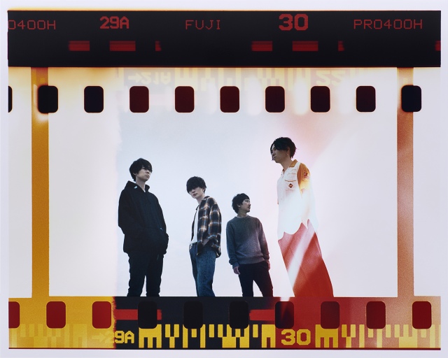 直井由文(右)復帰で4人体制で活動を再開るBUMP OF CHICKEN