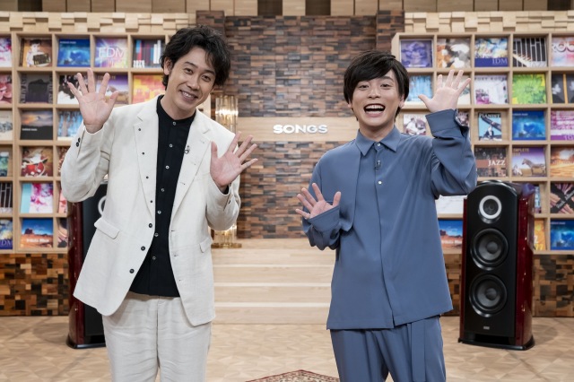 『SONGS』2021上半期ヒットソングSPに出演する優里(右)と責任者の大泉洋(C)NHK