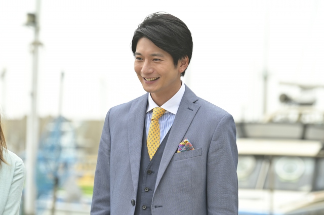火曜ドラマ『着飾る恋には理由があって』で恋のライバル?葉山をさわやかに好演中の向井理 (C)TBS