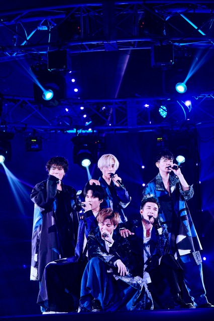 SixTONESの横浜アリーナ公演より(上段左から)森本慎太郎、田中樹、高地優吾、(中段左から)松村北斗、ジェシー、(下段中央)京本大我