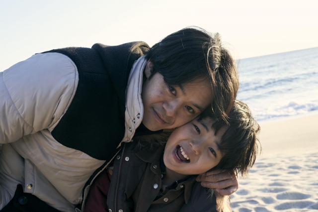 親子を演じた池松壮亮、佐藤凌=映画『アジアの天使』(7月2日公開)(C)2021 The Asian Angel Film Partners