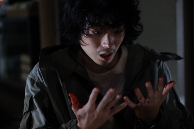 血にまみれた自分の手を見て驚く山城圭吾(菅田将暉)=映画『キャラクター』(6月11日公開)新たに解禁された場面写真 (C)2021映画「キャラクター」製作委員会