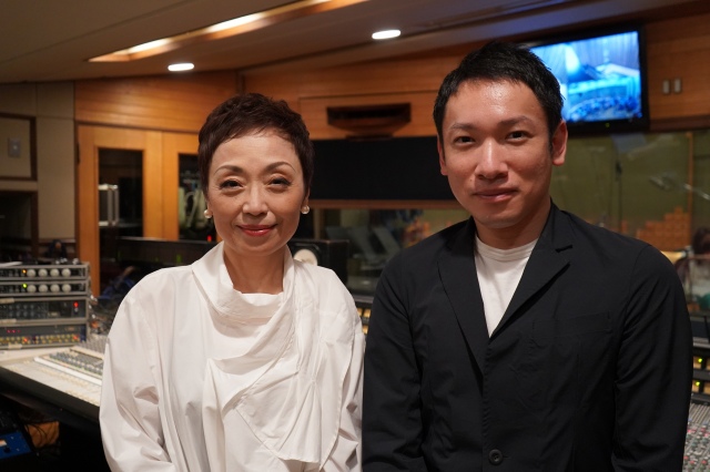 (左から)クミコ、村松崇継氏