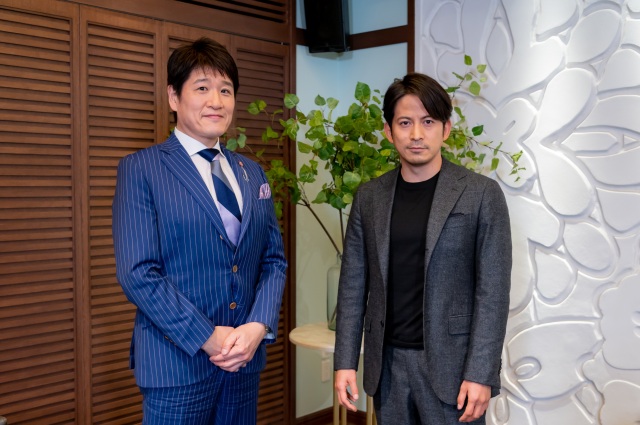 13日放送の『日曜日の初耳学』に出演する(左から)林修、岡田准一(C)MBS