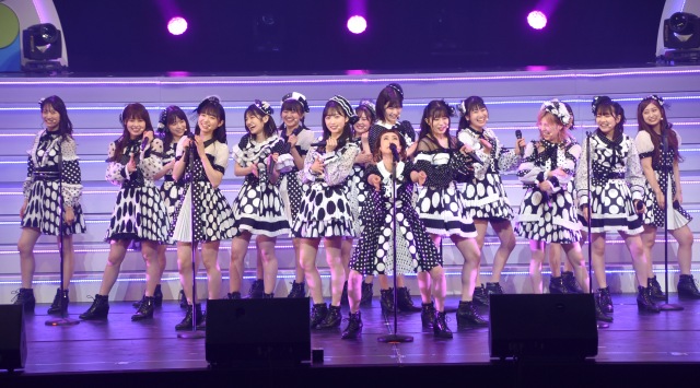 メンバーとともに「ヘビーローテション」を披露した久本雅美 (C)ORICON NewS inc.