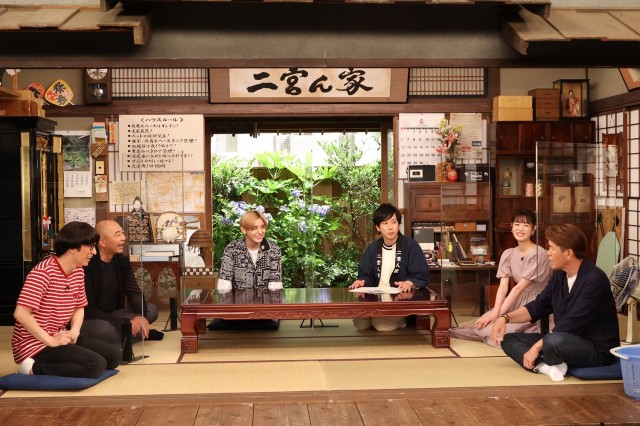 12日放送『二宮ん家』に出演する(左から)柴田英嗣、高橋克実、山田涼介、二宮和也、髙橋ひかる、ヒロミ (C)フジテレビ