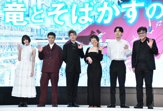 映画『竜とそばかすの姫』完成報告会見に出席した(左から)玉城ティナ、染谷将太、佐藤健、中村佳穂、成田凌、細田守監督 (C)ORICON NewS inc.