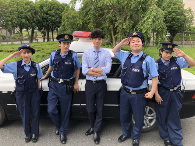 THE突破ファイル『突破交番&空港税関2時間SP』に出演する三浦翔平(中央) (C)日本テレビ