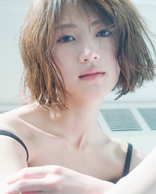 若月佑美2nd写真集 通常版カバー(C)嶌村吉祥丸/小学館