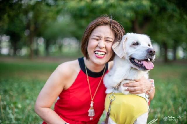 浅井純子さんと盲導犬ヴィヴィッドくん 撮影/オオツキwayタイジ