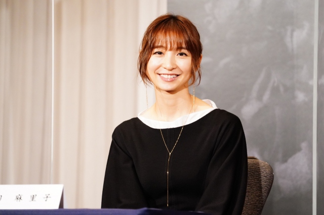 ウエストほっそりドレス姿で登場した篠田麻里子 撮影:田中亜紀