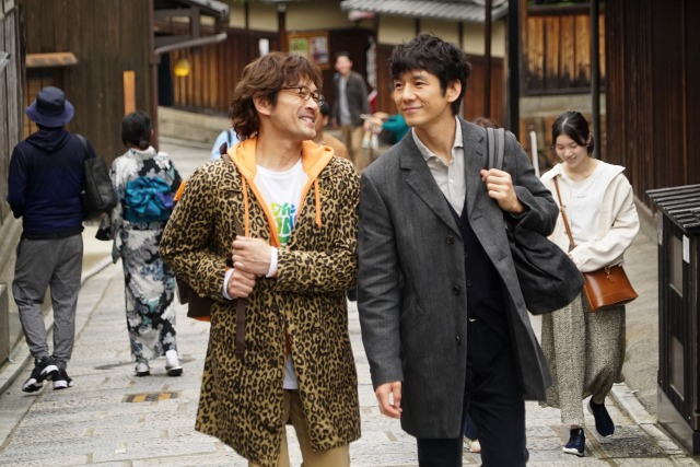 劇場版『きのう何食べた?』(11月3日公開)2人きりの京都旅行を楽しむシロさん(西島秀俊/右)とケンジ(内野聖陽/左)。八坂通りにて(C)2021 劇場版「きのう何食べた?」製作委員会