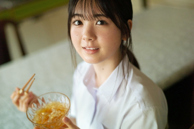 美少女制服グラビア本『B.L.T. SUMMER CANDY 2021』表紙を飾る乃木坂46・筒井あやめ