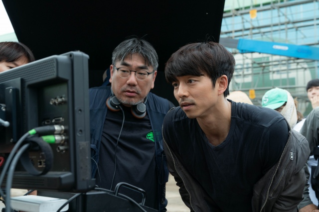 映画『SEOBOK/ソボク』(7月16日公開)モニタを確認するコン・ユ(右)(C)2020 CJ ENM CORPORATION, STUDIO101 ALL RIGHTS RESERVED