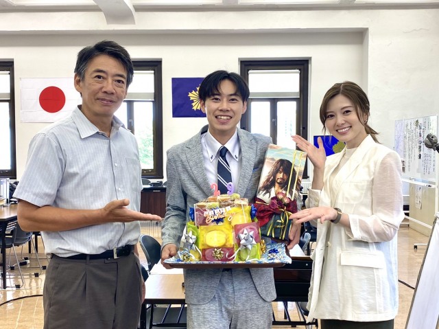戸塚純貴(中央)の29歳の誕生日を祝福した生瀬勝久(左)と白石麻衣 (C)テレビ朝日