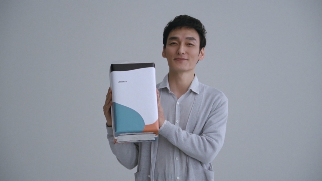 草なぎ剛が出演の『アテント かくさないパッケージ』TVCM「新パッケージ発売」篇