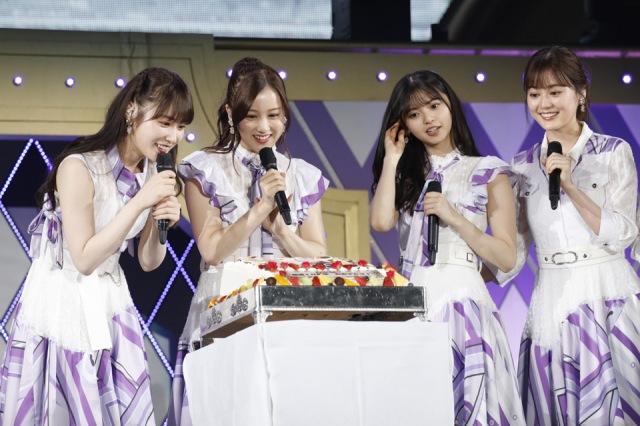 乃木坂46結成10周年を祝うケーキの登場で生田絵梨花(右)がバースデーソング独唱を志願