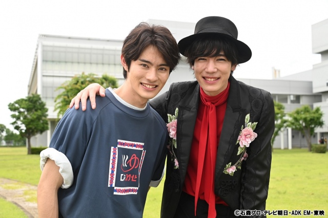 (左から)『仮面ライダーリバイス』の五十嵐一輝役の前田拳太郎、『仮面ライダーセイバー』の神山飛羽真役の内藤秀一郎