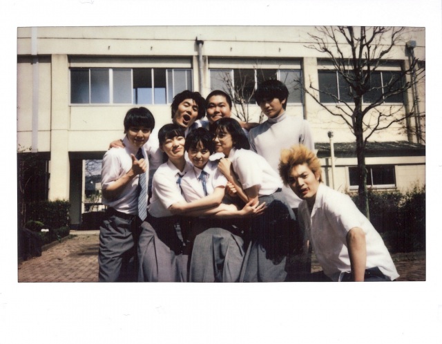 伊藤万理華が現場で仲間と撮ったチェキ写真=映画『サマーフィルムにのって』(公開中)(C)2021「サマーフィルムにのって」製作委員会