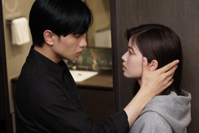 24日放送『彼女はキレイだった』に出演する(左から)中島健人、小芝風花 (C)KTV